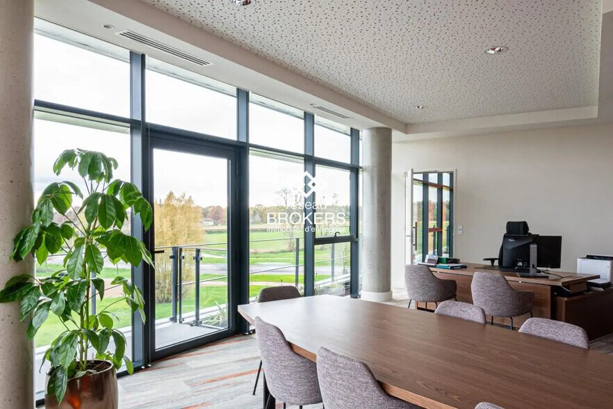 Office in Bourg-en-Bresse for lease - Interior Photo - Image 1 of 10