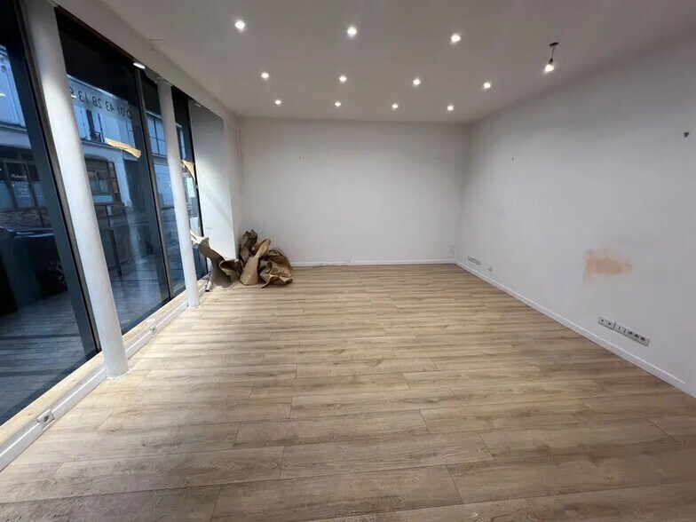 Retail in Vincennes for lease - Interior Photo - Image 2 of 4