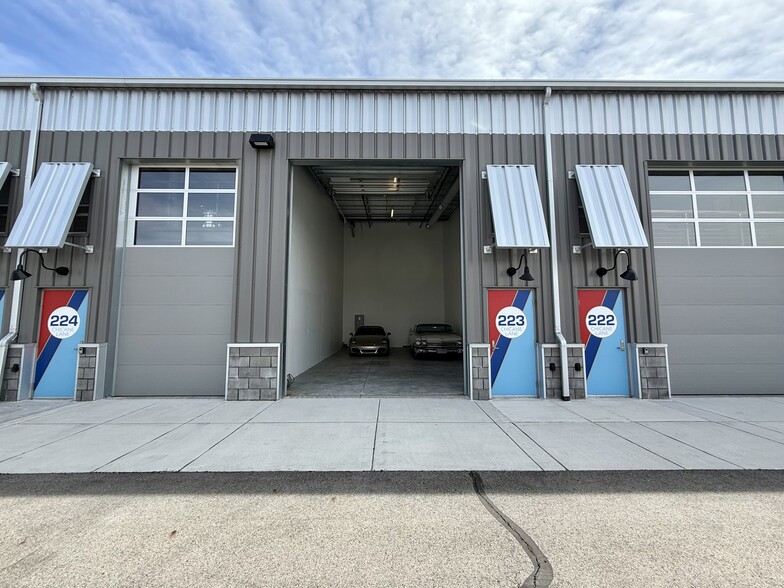 223 Chicane Ln, Pontiac, MI for sale - Building Photo - Image 2 of 11