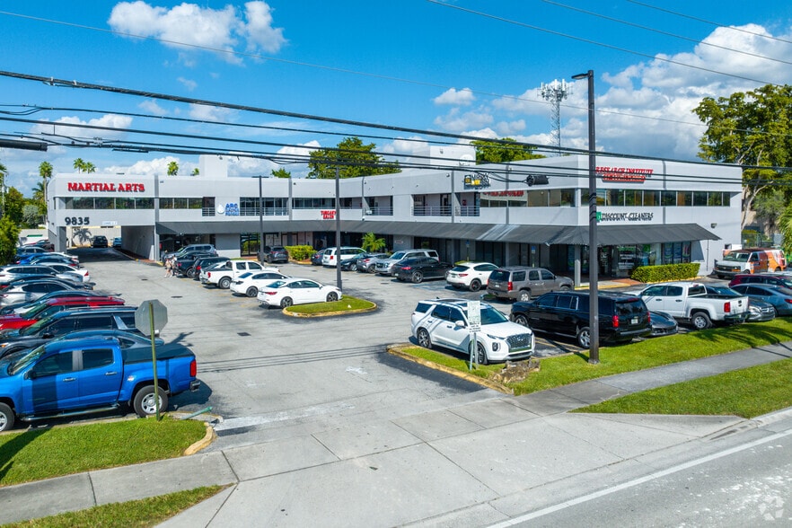 9835 Sunset Dr, Miami, FL for lease - Primary Photo - Image 1 of 6