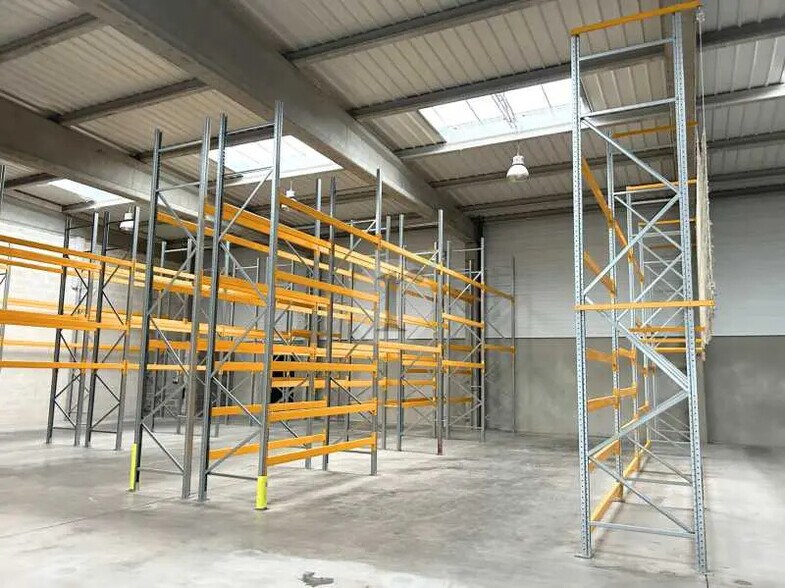 Flex in Avelin for lease - Interior Photo - Image 2 of 6