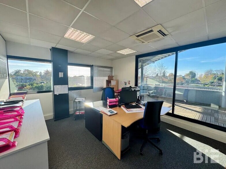 Office in Floirac for lease - Building Photo - Image 2 of 5