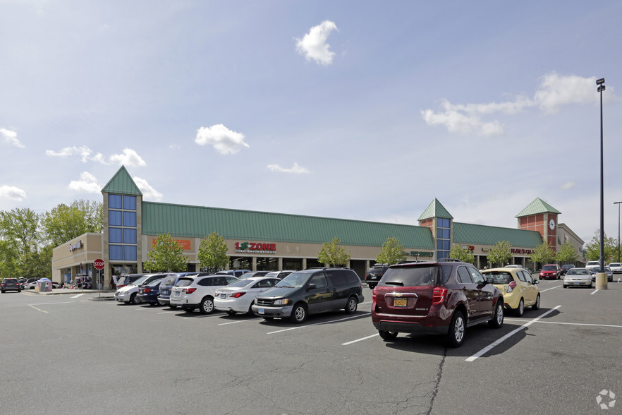 67 Newtown Rd, Danbury, CT for lease - Primary Photo - Image 1 of 3