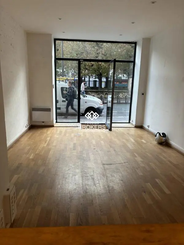 Retail in Paris for lease Interior Photo- Image 1 of 5