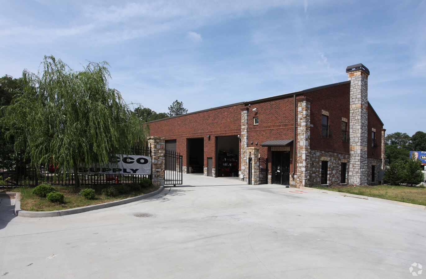 1635 Beaver Ruin Rd, Norcross, GA 30093 Front Retail/Showroom w/ drive in warehouse