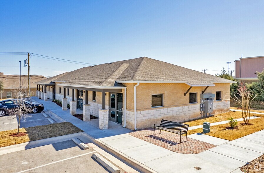 201 N Heatherwilde Blvd, Pflugerville, TX for lease - Building Photo - Image 1 of 12