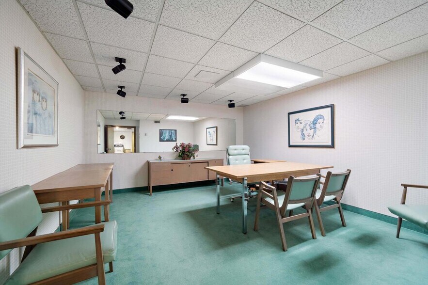 600Z-600AZ St Franchère, Laval, QC for sale - Interior Photo - Image 2 of 5