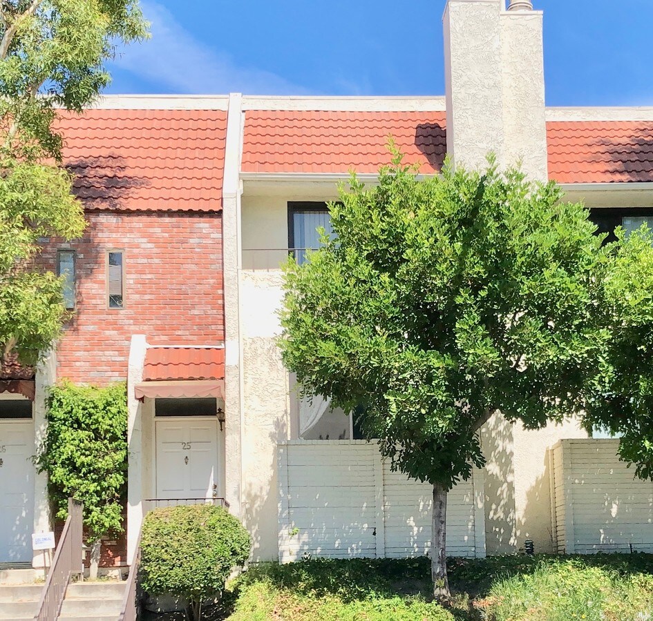 6540 Hayvenhurst Ave, Lake Balboa, CA 91406