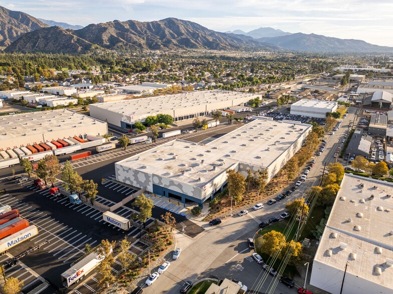 975-985 W 8th St, Azusa, CA for lease - Building Photo - Image 2 of 3