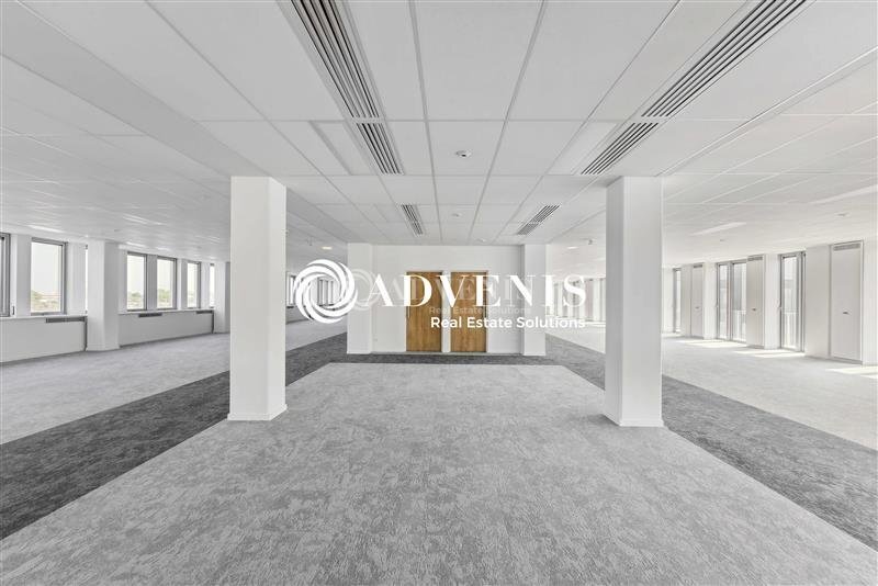 Office in Bobigny for lease - Building Photo - Image 2 of 12