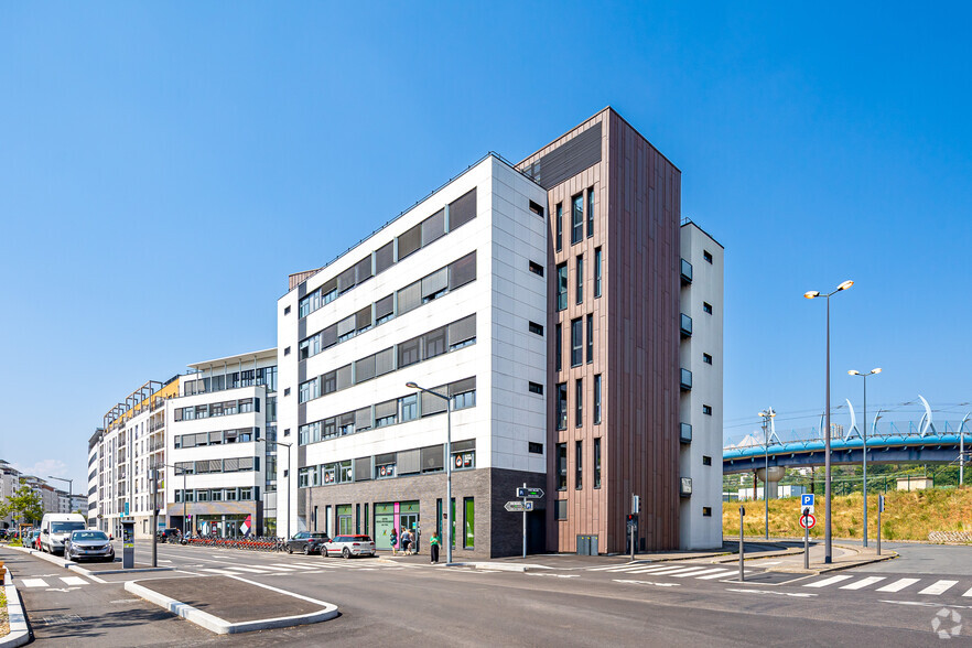 Office in Lyon for lease - Building Photo - Image 2 of 2