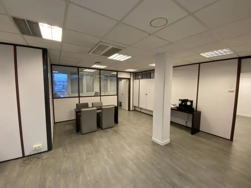 2-4 Rue Colonel Chambonnet, Bron for lease Building Photo- Image 1 of 6