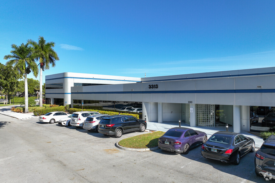 3313 W Commercial Blvd, Fort Lauderdale, FL for lease - Building Photo - Image 1 of 21