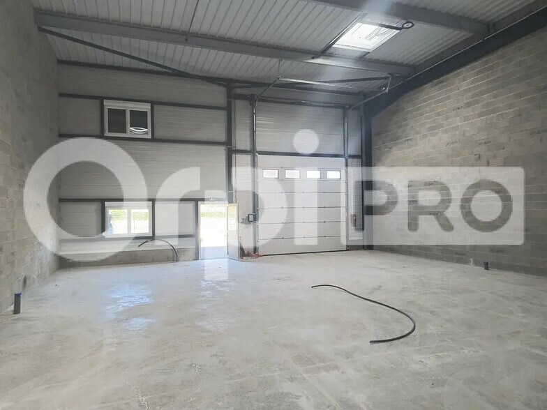 Flex in Reims for lease - Interior Photo - Image 3 of 3