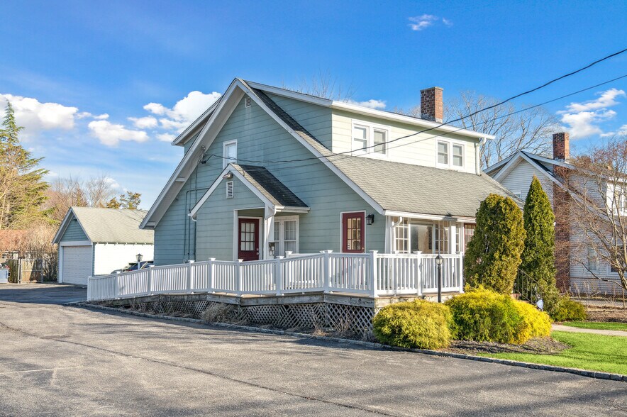 1018 Roanoke Ave, Riverhead, NY for sale - Building Photo - Image 1 of 1