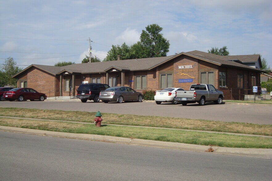 2951 SW Wanamaker Dr, Topeka, KS 66614