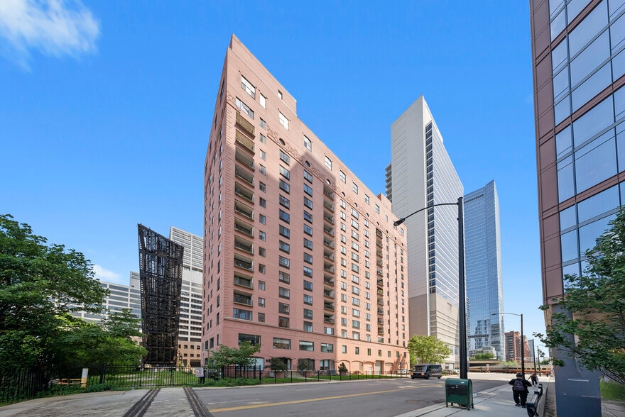 345 N Canal St, Chicago, IL for lease - Building Photo - Image 1 of 15
