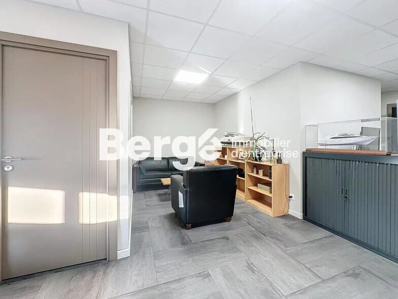 Office in Antibes for sale - Building Photo - Image 2 of 13
