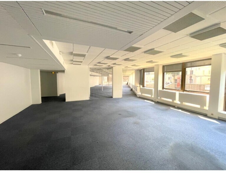 Office in Saint-Cloud for lease - Building Photo - Image 2 of 5