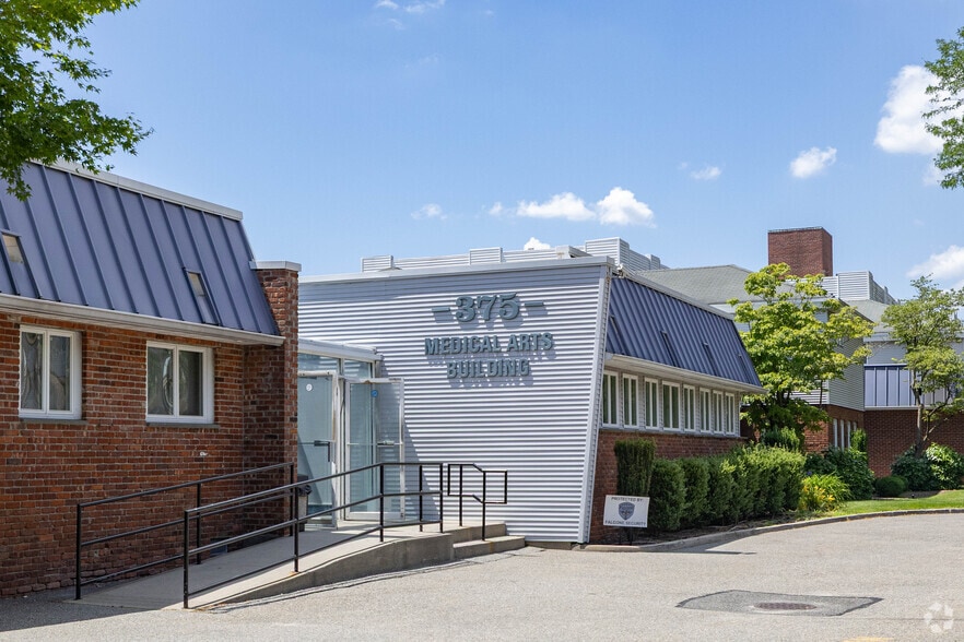375 E Main St, Bay Shore, NY for lease - Primary Photo - Image 1 of 12