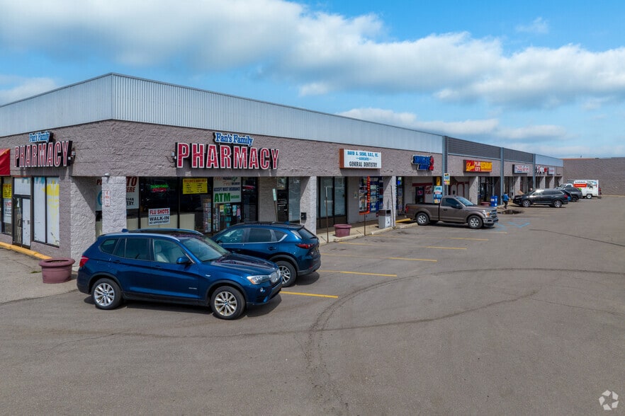 20733-20791 E Thirteen Mile Rd, Roseville, MI for lease - Building Photo - Image 2 of 7