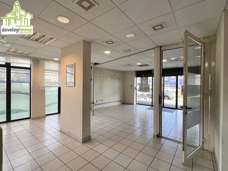 Office in Caen for lease - Interior Photo - Image 2 of 8