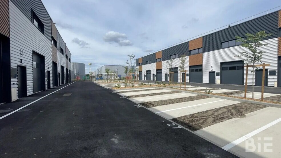 Flex in Gradignan for lease - Building Photo - Image 2 of 8