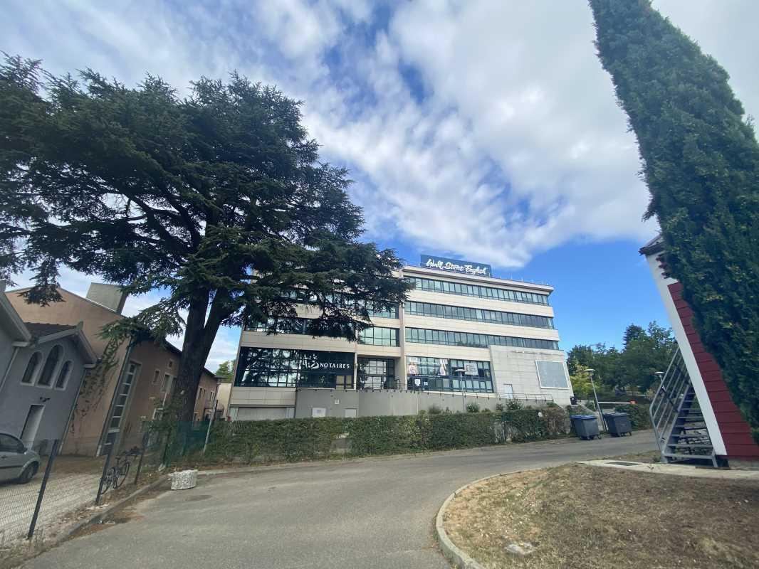 Office in Écully for lease Building Photo- Image 1 of 15