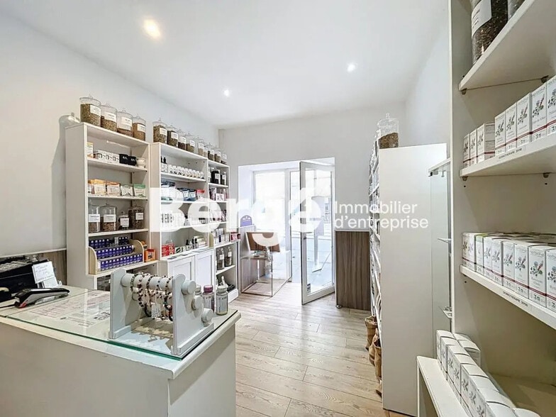 Retail in Nice for lease - Interior Photo - Image 3 of 7