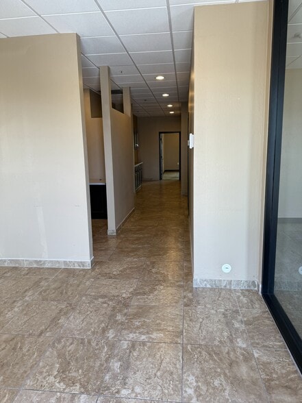 8249-8251 W Thunderbird Rd, Peoria, AZ for lease - Interior Photo - Image 3 of 15