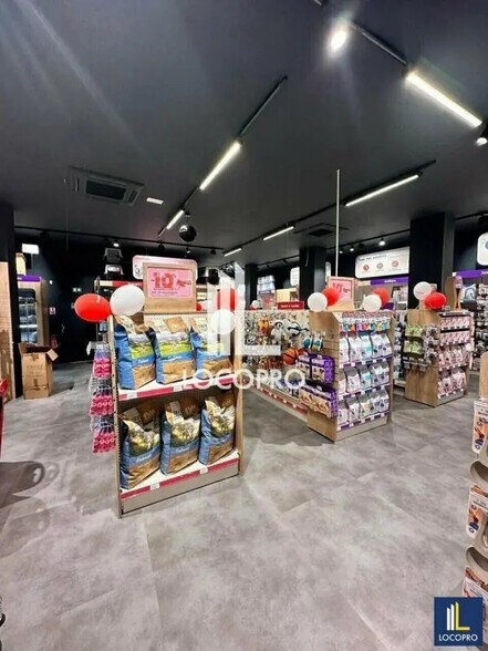 Retail in Cannes for lease - Interior Photo - Image 3 of 6