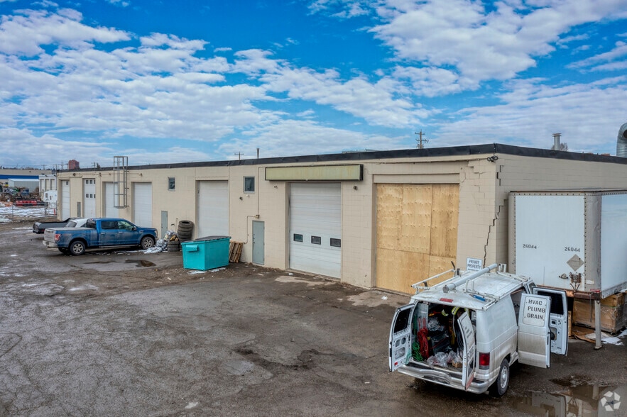 911 46th Ave SE, Calgary, AB for lease - Building Photo - Image 2 of 9