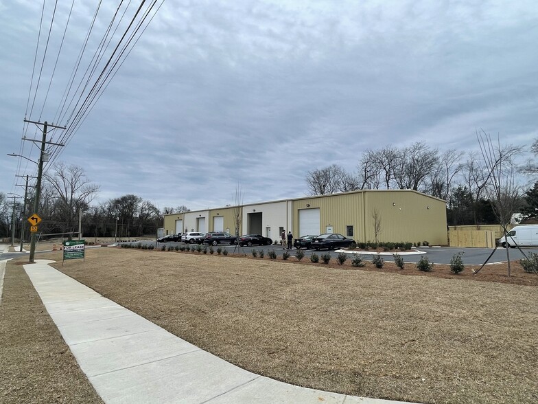 904 E Russell St, Fayetteville, NC for lease - Building Photo - Image 1 of 7