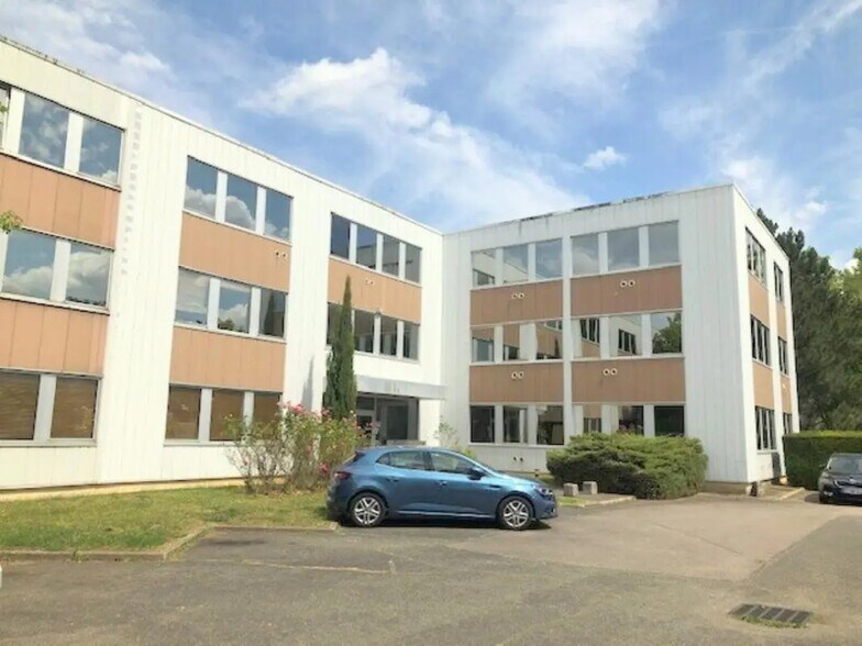 Office in Buc for lease - Building Photo - Image 1 of 11