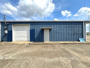 1902 W Cardinal Dr, Beaumont, TX for lease Building Photo- Image 2 of 9