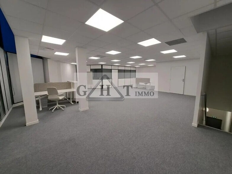 Office in Grigny for lease - Building Photo - Image 1 of 4