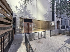 111 E Chestnut St, Chicago, IL for lease Building Photo- Image 2 of 4