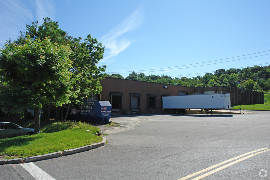 700 Executive Blvd, Elmsford, NY for lease - Building Photo - Image 3 of 6