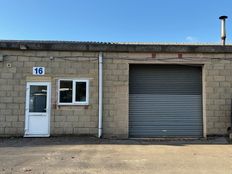 Youngs Industrial Estate, Units 14-18, Aldermaston for lease - Primary Photo - Image 1 of 1