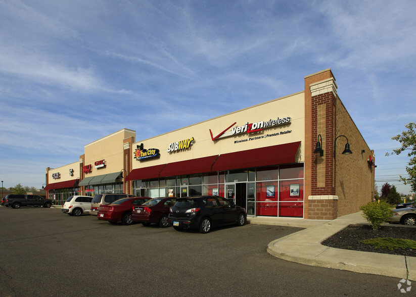 7566-7590 Oak Point Rd, Amherst, OH for lease - Building Photo - Image 3 of 6