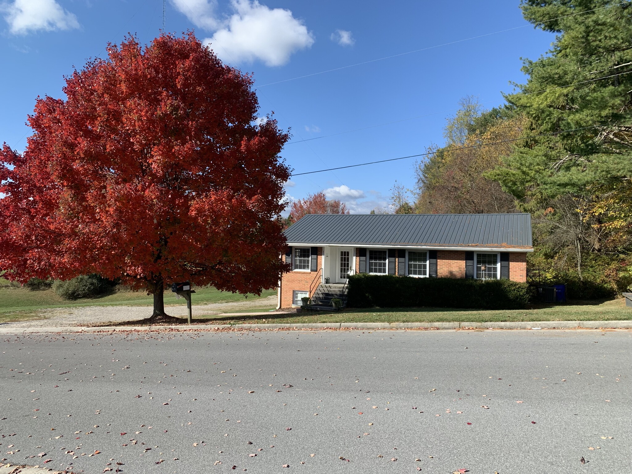 1501 Lark Ln, Blacksburg, VA for lease Primary Photo- Image 1 of 2