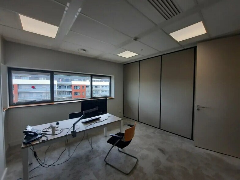 Office in Rouen for lease - Interior Photo - Image 2 of 12