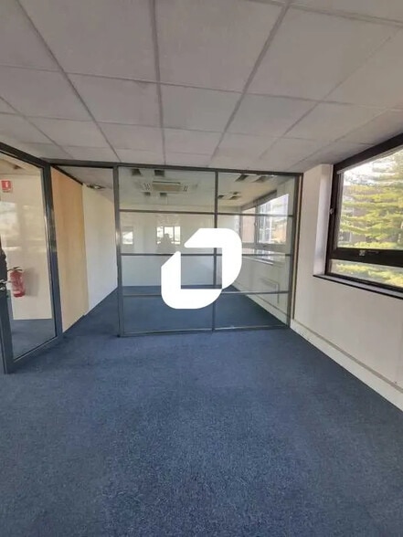 Office in Saint-Denis for lease - Interior Photo - Image 3 of 5