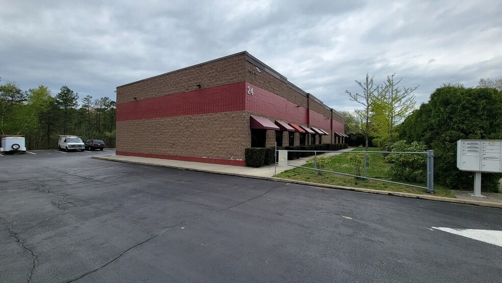 24 Old Dock Rd, Yaphank, NY for sale - Building Photo - Image 1 of 1