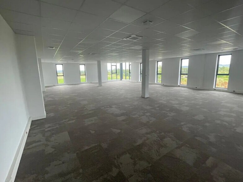 Office in Val-de-Reuil for lease - Interior Photo - Image 3 of 6