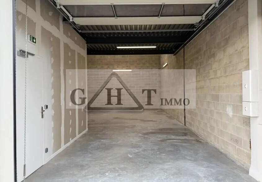 Industrial in Saint-Pierre-du-Perray for lease - Interior Photo - Image 2 of 4