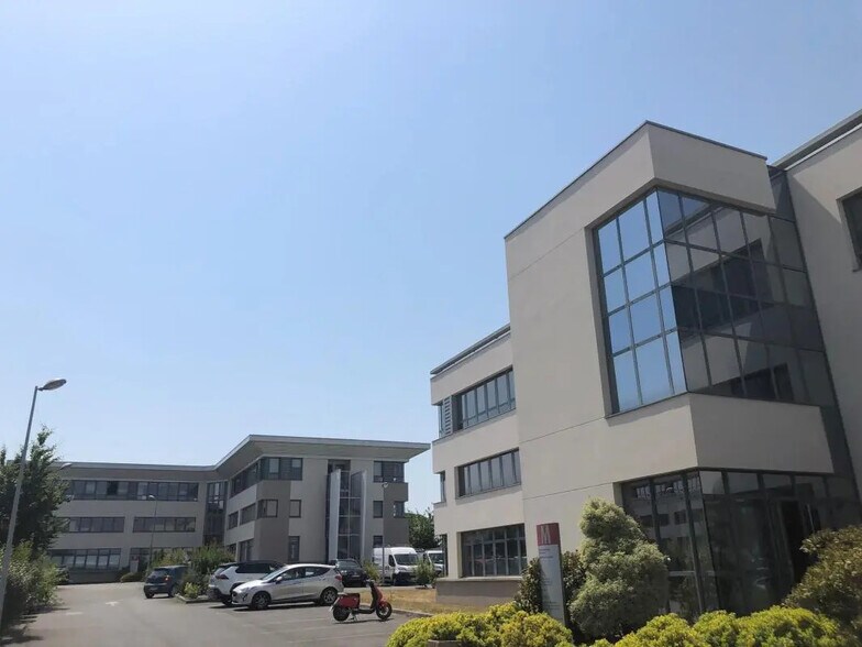 Office in Saint-Grégoire for lease - Building Photo - Image 1 of 10