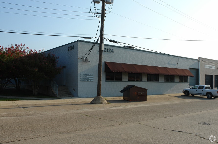 2124 Farrington St, Dallas, TX for lease - Building Photo - Image 3 of 4