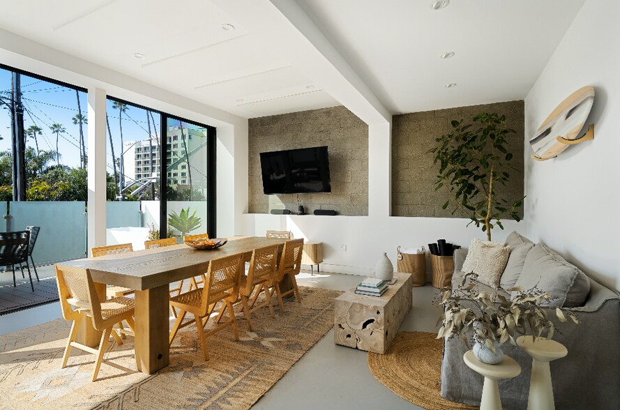 2210 Main St, Santa Monica, CA for lease - Building Photo - Image 1 of 14