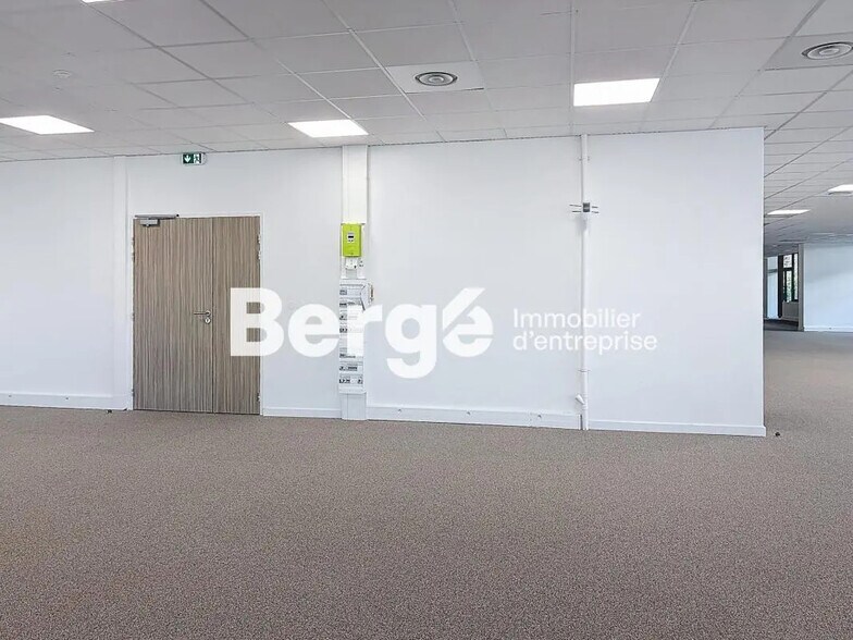 Office in SOPHIA ANTIPOLIS for lease - Building Photo - Image 3 of 15
